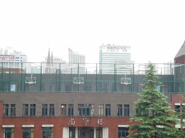 乐鱼(中国)体育上海一中学在屋顶建篮球场 校长：绝对安全(图)
